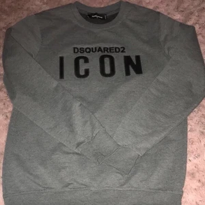 Icon sweatshirt  - En jättefin Icon tröja i färgen grå! Knappt använd. Köpt den tröjan här på Plick med värdet 750kr. Skulle säga att tröjan passar som S också! 