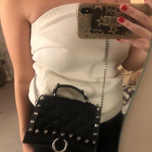 Zara väska - Svart nit väska från Zara. Jätte snygg och bra storlek som får plats med mobil och övriga tillbehörigheter<3