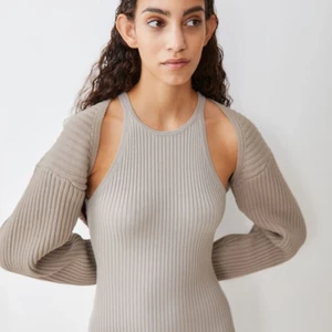 Beige kofta  - Säljer denna jättefina stickade koftan då den är använd 1 gång och inte mer☺️ Pris kan diskuteras!