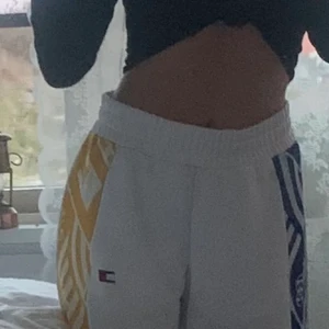 Tommy Hilfiger mjukisbyxor - Högmidjade mjukisbyxor från Tommy Hilfiger i storlek S. Oanvända. Köpta på Zalando för 999kr. 