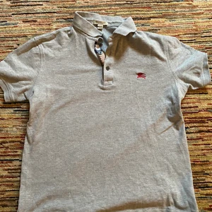 Grå Burberry piké  - Grå burberry piké