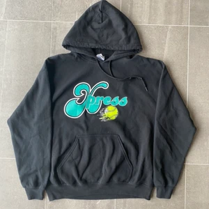 Svart Gildan Hoodie  - Svart hoodie från gildan, storlek M och är i bra skick 