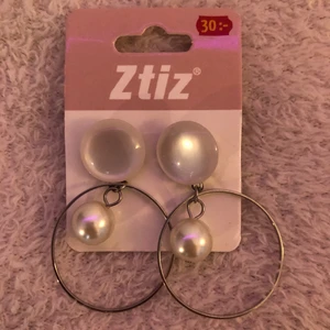 Örhängen - Ett par örhängen från Ur & Penn med en stor pärla i örat, en ring och en till pärla i ringen. Örhängena är såklart desinficerade innan paketering. Aldrig använda