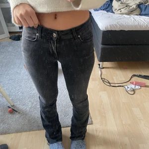 Lowwaist jeans - Säljer mina lågmidjade bootcut jeans från zara, as snygga, bra längd och väldigt stretchiga