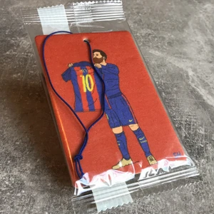 Doftgran limiterad MESSI - Limiterad doftgran. Endast 250st tillverkade. Har bara ett fåtal av dessa. Doft av passionsfrukt. 15kr/st eller 3st för 30kr. Fraktkostnad 13kr.