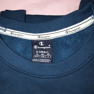 Champion tröja strlk xs - I nyskick! Mörkblå till färgen.