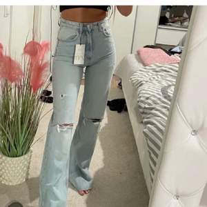 Lägger ut igen pga oseriös köpare! Eftertraktade jeans från zara i modellen ”90s full legnth”💗 I storlek 32 men passar även 34💕 Sparsamt använda så därför inga defekter⚡️ Lånad bild!💕