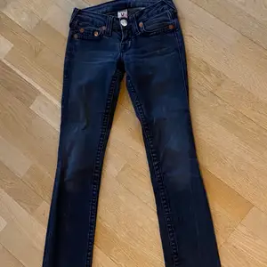 Lågmidjade svarta true religion jeans🖤 yttersöm: 104cm  midja: 34,5  innersöm: 85cm