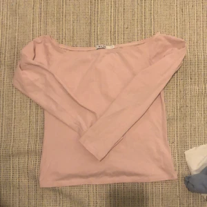 långärmad tröja  - Långärmad ljusrosa tröja från NAKD jättefint skick. Strl- L men passar mindre skulle jag säga. offshoulder