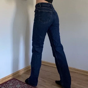 Mörklbå zara jeans - (LÅNAD BILD) Säljer nu mina super fina lite overzise jeans från zara i st 42!! Nästan helt oanvända och lätta att styla. Super fin slits vid vaderna som får jeansen att va lite bootcut när man går. Ordinarie pris: 599kr säljer för 200kr