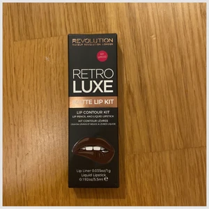 Revolution Matte läpp kit  - En lip contour kit som är helt oöppnad och ny, den är nog inte min färg och används inte. Den innehåller en läpp penna och flytande läppstift.  Har massor med andra färger och märken av läppenor så det bara höra av sig. Skriv gärna vid frågor eller intresse vid köp💗