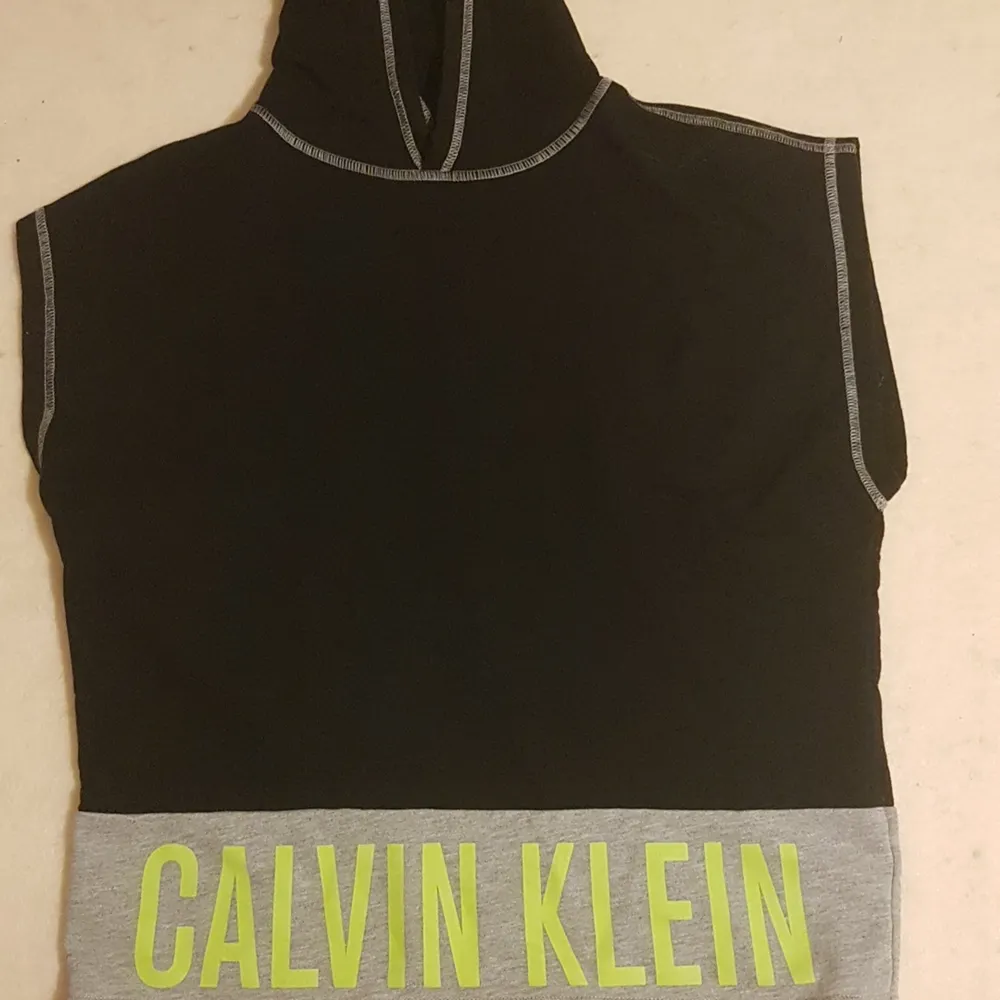 Säljer denna Calvin Klein hoodie då den är för liten använd typ 4 gånger billig då jag anser att jag inte behöver ta betalt mer.. Hoodies.
