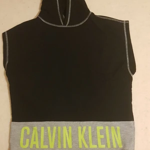 Calvin Klein hoodie  - Säljer denna Calvin Klein hoodie då den är för liten använd typ 4 gånger billig då jag anser att jag inte behöver ta betalt mer.