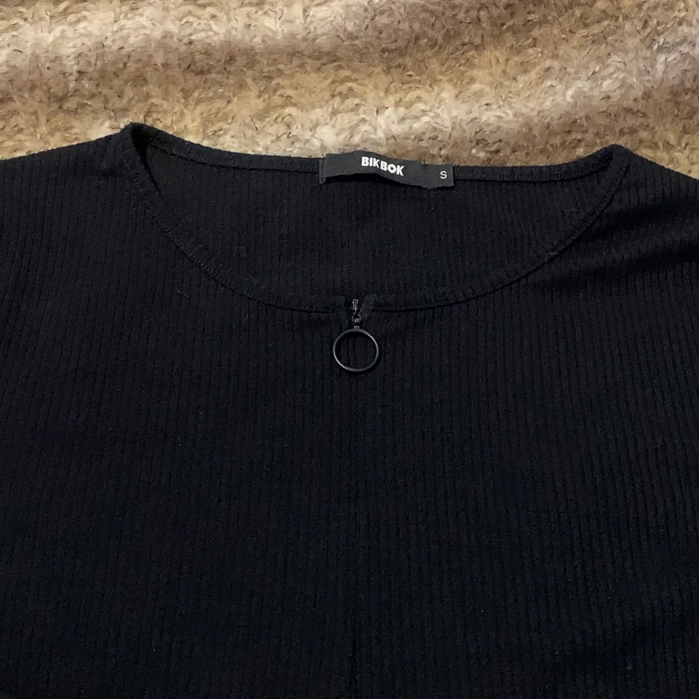 tröja från bikbok, storlek S. knappt använd, säljer för att det inte är min stil längre🌟superfint skick. Skjortor.