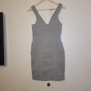 Bandage klänning - Klänning som använts max2 gånger. Blixtlås på ryggen.