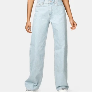 Vida junkyard jeans  - De populära jeansen som jag köpte på plick men dessvärre var för tajta på mig :( superbra skick! Jag säljer de för 100 kr + frakt ELLER byte av likadana i storlek 26/27 ❤️