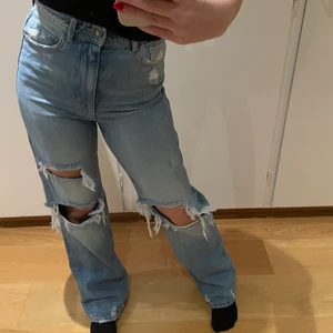 Jeans  - Säljer ett par jeans från zara i storlek 36. Fint skick då dem endast är använda 1 gång. Skriv vid frågor eller fler bilder