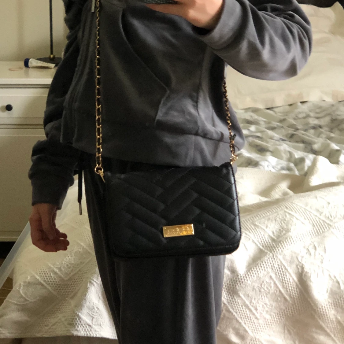 Svart väska med gulddetalj