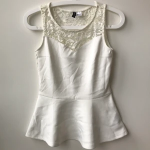 Topp med volang - Snygg topp som svänger ut i midjan, storlek S. Mönster på baksidan. Aldrig använd 🤍