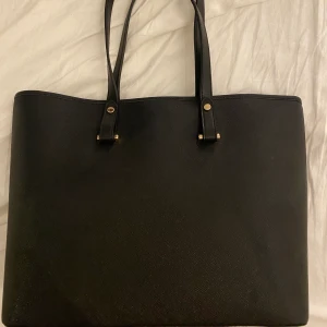 Väska ‎ - Svart väska från h&m, helt ny 