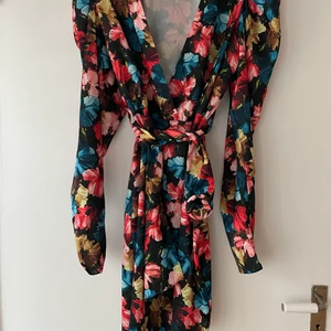 Klänning - Väldigt fin blommig klänning. Oanvänd. Storlek 40, skulle säga att den passar 38 med. Köpt för cirka 600kr. Säljer den för 300kr+frakt 