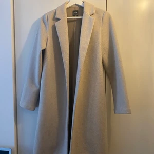 Kappa - Beige kappa från Zara, perfekt till våren