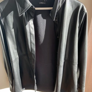 Skinnjacka  - Tunnare skinnjacka från Gina! Använd fåtal gånger och därmed i gott skick🖤🖤fin till våren eller sommar, storlek 34, skriv privat för närmare bilder 