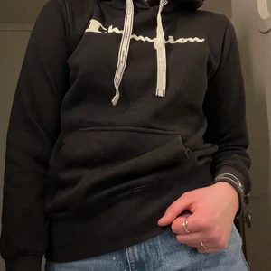 Svart Champion hoodie  - Svart Champion hoodie, använd ett fåtal gånger i skick som ny! Storlek M men liten i storlek så snarare som en XS/S