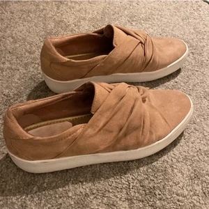 Rosa skor - Söta skor, säljer då de inte används längre. Storlek 40