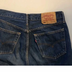 Levis 501 - Säljer dessa Levis 501 som jag köpte här på Plick som tyvärr inte passade mig, så även lånade bilder men kan ta egna om så önskas💖 tänker pris 160💖 Strl w31l30