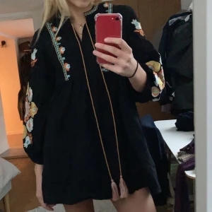 Blommig klänning - Klänning med broderade blommor! 