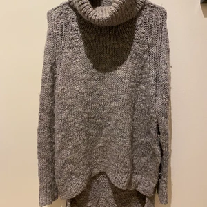 Stickad tröja från H&M - Gråa stickad tröja från H&M. Storlek XS men oversized så den passar nog allt från XS-M. 