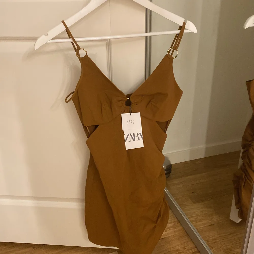 Superfin klänning som formar kroppen från Zara 😍 aldrig använd + prislappen sitter kvar. Vid stort intresse startas budgivning ✨. Klänningar.