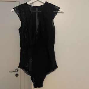 Två spetsbodys - Två snygga spetsbodys som jag tyvärr inte vet storleken på. Det är ungefär storlek M på dem båda. Den svarta är från h&m och jag gissar att den lilaaktiga också är det. De säljs för 80kr styck, men man kan köpa båda två för 100kr.