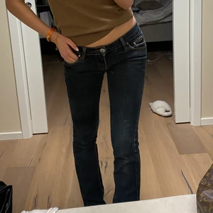 Lågmidjade jenas - Lågmidjade grå/mörkblåa jeans från miss OK. Nästan helt oanvända. Lite bootcut🤌🏼   Jag är 163 cm lång men dom passar även min syster som är 170 