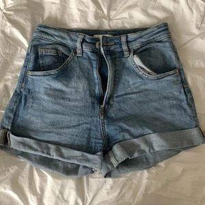 Korta jeansshorts  - Korta jeansshorts som är stretchiga