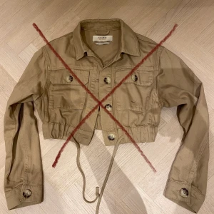 rensar garderob - Hej, jag rensar just nu ut min garderob allt från byxor, toppar, jackor, kjolar, klänningar och skor. Allt jag säljer är i fint skick och inga defekter. Om du ör intresserad av något plagg är det bara att höra av sig. (pris går att diskutera) Hoppar du hittar nåt du gillar<333