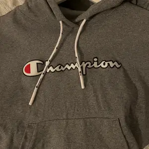 Säljer denna champion hoodie. Sparsamt använd och i nyskick.🌸