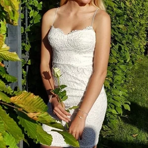 Studentklänning - Säljer denna superfina klänningen från Nelly som passar perfekt till studenten! Stretchig och väldigt skön, jag har endast använt den vid ett tillfälle, då bilden togs:) Passar alla runt storlek 36 då den somsagt är stretchig! Bara att höra av sig vid frågor!! Köpare står för frakt✨