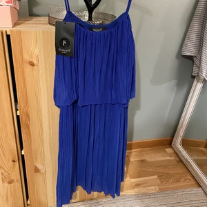 NY klänning XS från Sisters - Ny med lapp kvar säljs för halva priset storlek xs