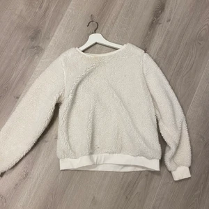 ull tröja  - Hej. Säljer denna ull tröja. använd fåtal gånger. skönt material.