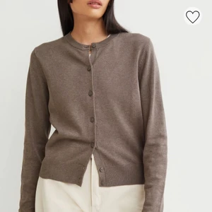 Brun grå kofta - Härlig brun grå hm kofta som passar till allt! Nästan aldrig använd. Skriv privat för fler bilder! Storlek M men passar en S och en L. (Den är stretchig och snygg overzised)