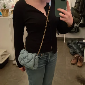 Väska  - En jätte fin jeans blå väska från HM, har inte använt den alls mycket men den är så fin. Återkom om mer frågor.