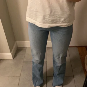 Blåa raka jeans - Ett par superfina jeans i en ljusblå färg! Säljer dom pågrund av att de blivit försmå! Men har älskat dom! Köparen står för frakt🙌🏼