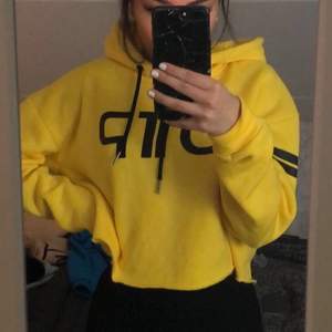 gul croppad hoodie med svart tryck 🤪 storlek xs