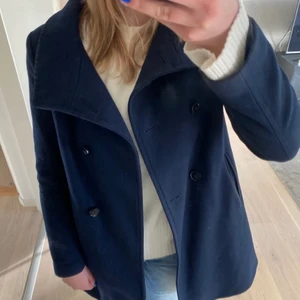 Blå jacka - Säljer denna blåa kappa! Tar emot bud från 350kr, skriv privat 💕 (får väldigt många meddelanden just nu, svarar så fort jag kan)