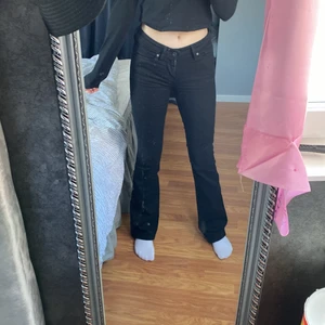 Lågmidjade jeans - Svarta lågmidjade levis jeans🤍 jag är 164 lång och dom sitter bra på mig men sitter även bra på min kompis som är ca 155, så dom passar lite olika. Kan tänkas att byta mot nått annat klädesplagg