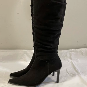 Svarta boots  - Strl 37, säljer då de ej passar mig 💓