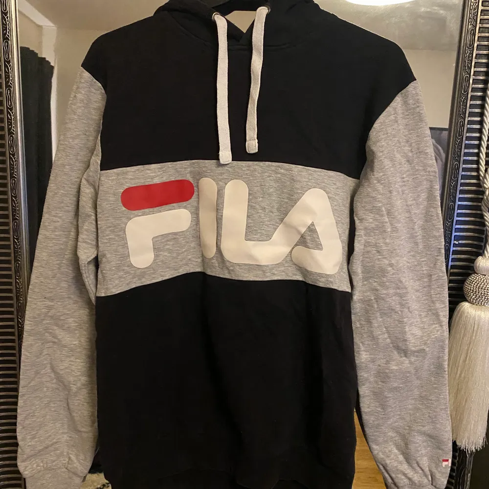 Säljer Fila hoodie som är i väldigt bra skick. Kill storlek XS så passar dam som har S eller M 🌸. Hoodies.