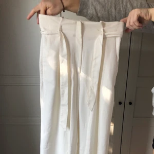 Vita sommarbyxor - Supersnygga benvita byxor. Strl 36 från H&M. Säljes för 250kr